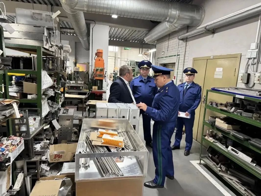 Прокурор Ленинградской области провёл личный приём работников АО «Приборостроитель» Прокурор Ленинградской области провёл личный приём работников АО «Приборостроитель»