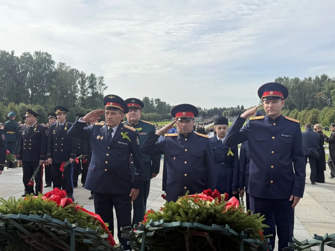 Сотрудники СК России и кадеты почтили память погибших во время блокады Ленинграда Сотрудники СК России и кадеты почтили память погибших во время блокады Ленинграда