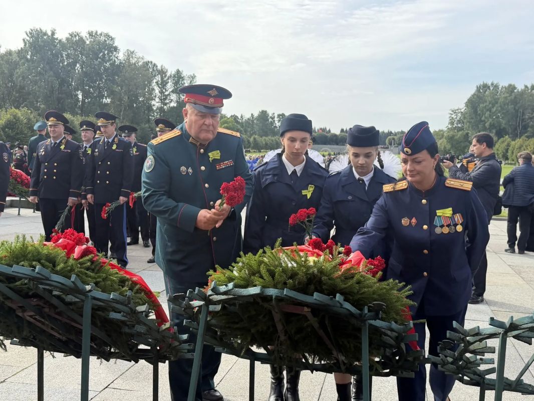 Сотрудники СК России и кадеты почтили память погибших во время блокады Ленинграда Сотрудники СК России и кадеты почтили память погибших во время блокады Ленинграда