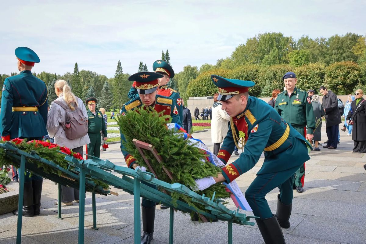 Сегодня в День памяти жертв блокады Ленинграда на Пискаревском мемориальном кладбище Санкт-Петербурга венок от директора Росгвардии Героя России генерала армии Виктора Золотова возложил командующий Северо-Западным округом... Сегодня в День памяти жертв блокады Ленинграда на Пискаревском мемориальном кладбище Санкт-Петербурга венок от директора Росгвардии Героя России генерала армии Виктора Золотова возложил командующий Северо-Западным округом...