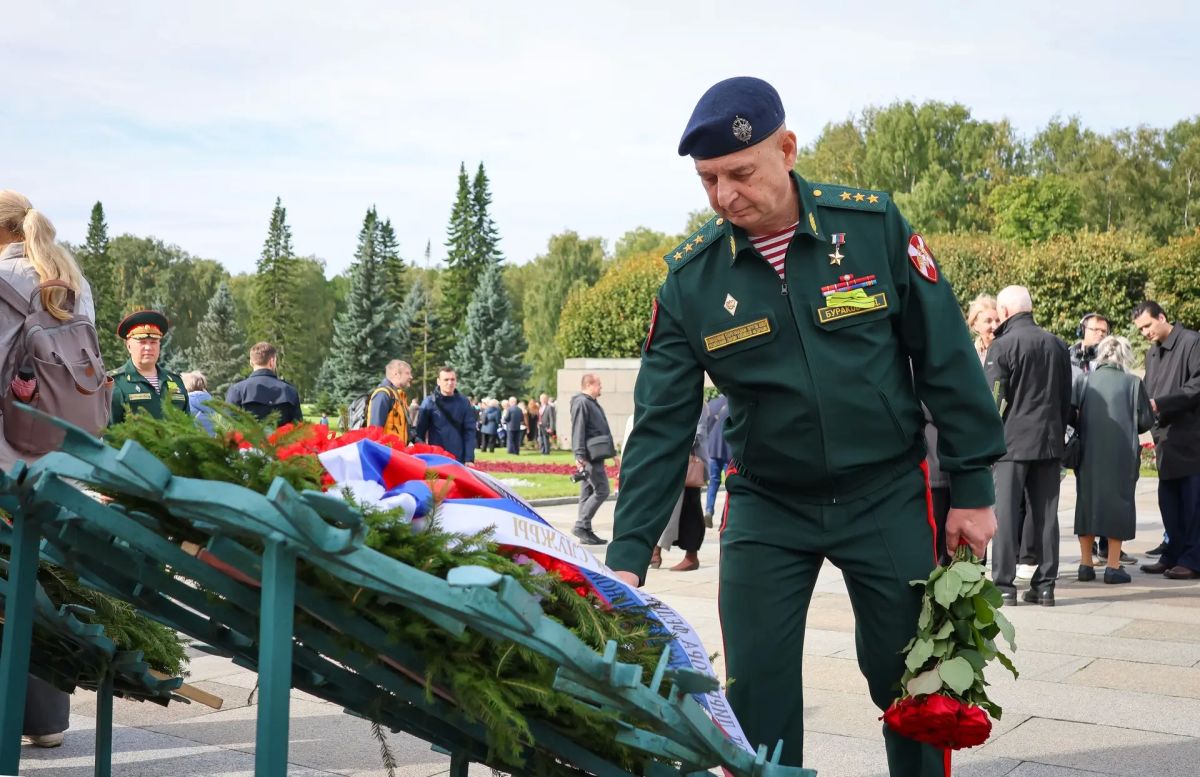 Сегодня в День памяти жертв блокады Ленинграда на Пискаревском мемориальном кладбище Санкт-Петербурга венок от директора Росгвардии Героя России генерала армии Виктора Золотова возложил командующий Северо-Западным округом... Сегодня в День памяти жертв блокады Ленинграда на Пискаревском мемориальном кладбище Санкт-Петербурга венок от директора Росгвардии Героя России генерала армии Виктора Золотова возложил командующий Северо-Западным округом...