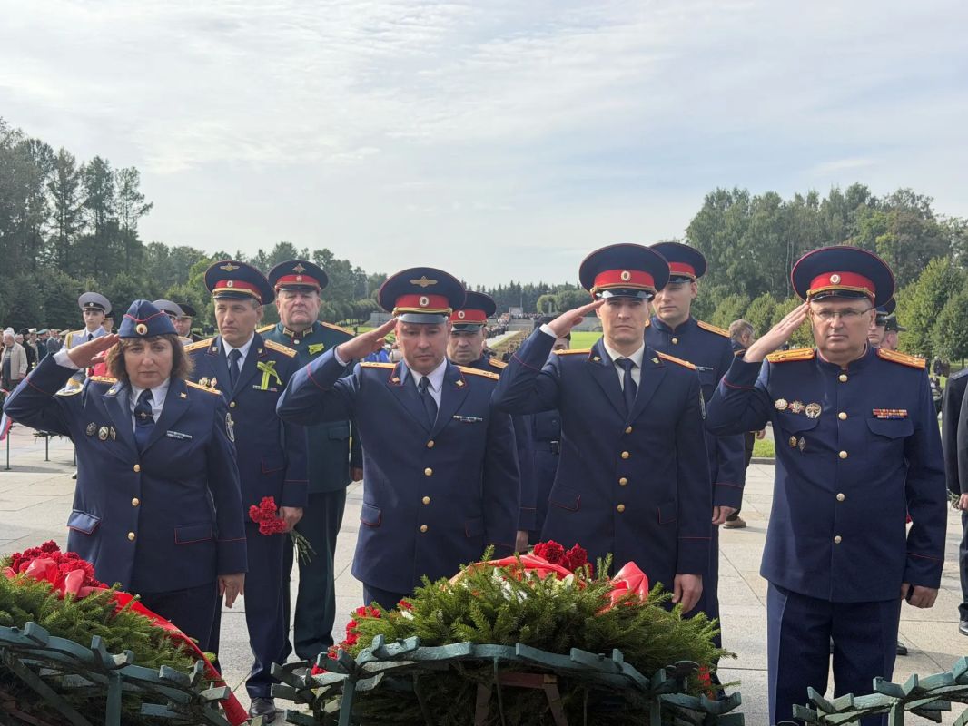 Сотрудники СК России и кадеты почтили память погибших во время блокады Ленинграда Сотрудники СК России и кадеты почтили память погибших во время блокады Ленинграда