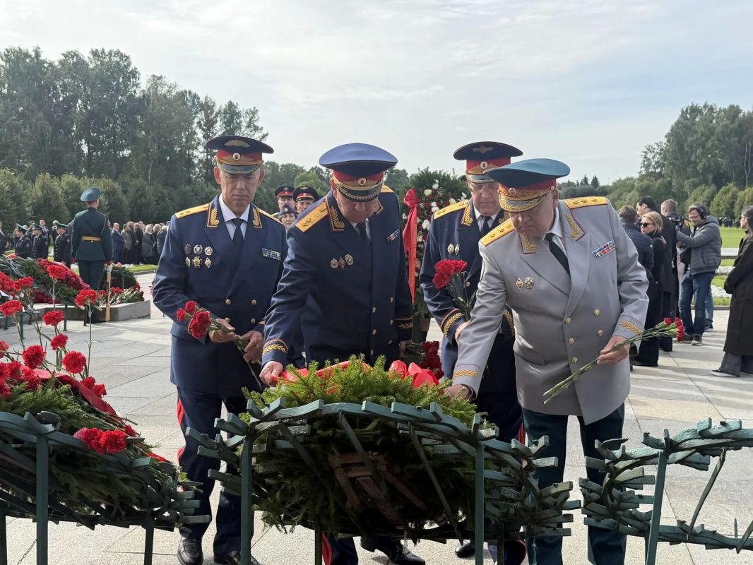 Сотрудники СК России и кадеты почтили память погибших во время блокады Ленинграда Сотрудники СК России и кадеты почтили память погибших во время блокады Ленинграда