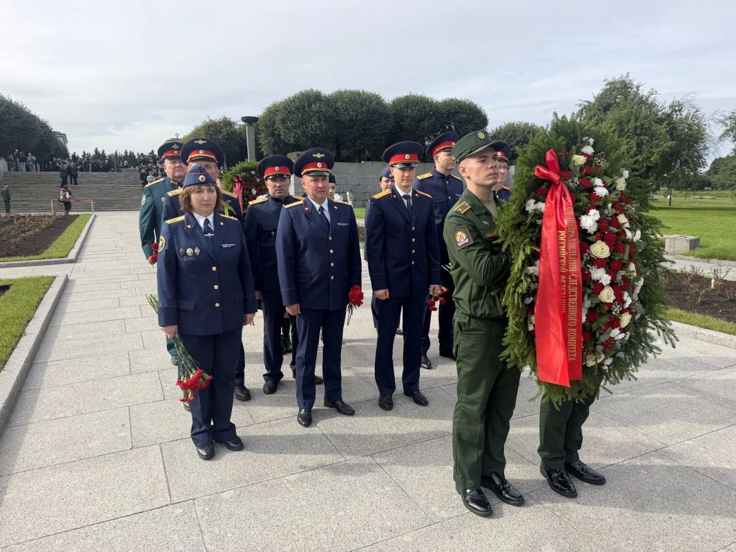 Сотрудники СК России и кадеты почтили память погибших во время блокады Ленинграда Сотрудники СК России и кадеты почтили память погибших во время блокады Ленинграда