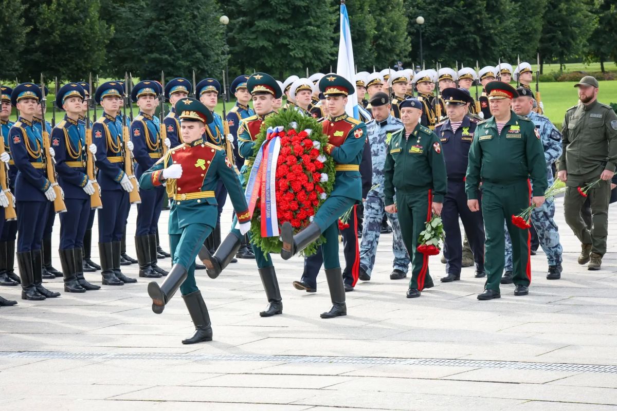 Сегодня в День памяти жертв блокады Ленинграда на Пискаревском мемориальном кладбище Санкт-Петербурга венок от директора Росгвардии Героя России генерала армии Виктора Золотова возложил командующий Северо-Западным округом... Сегодня в День памяти жертв блокады Ленинграда на Пискаревском мемориальном кладбище Санкт-Петербурга венок от директора Росгвардии Героя России генерала армии Виктора Золотова возложил командующий Северо-Западным округом...