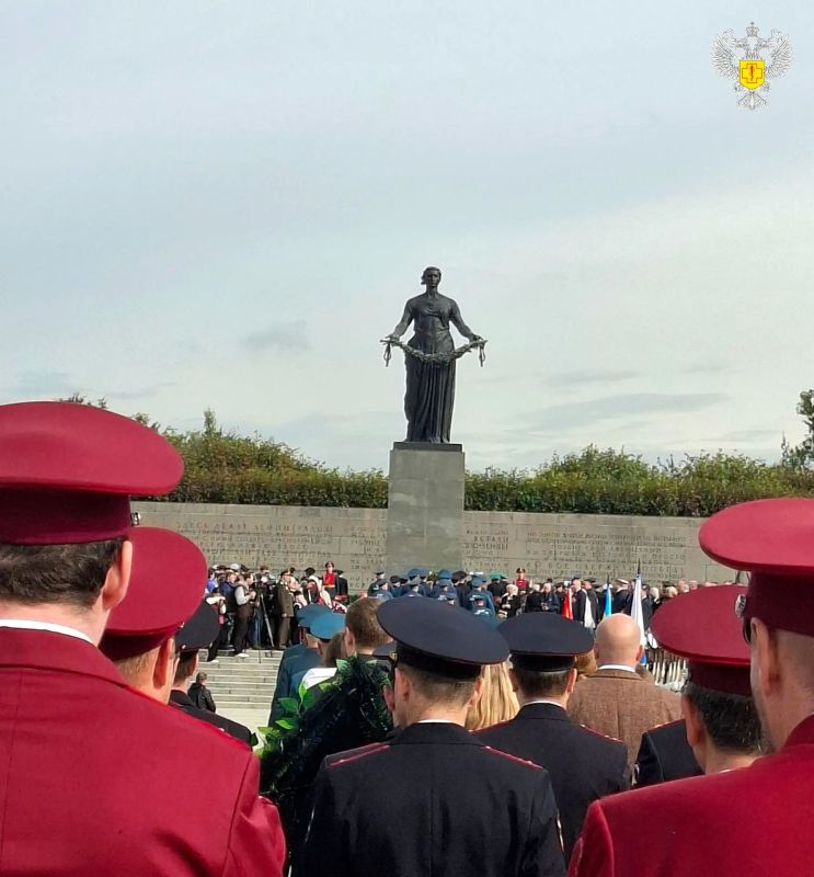 Помним и чтим великий подвиг ленинградцев! Помним и чтим великий подвиг ленинградцев!