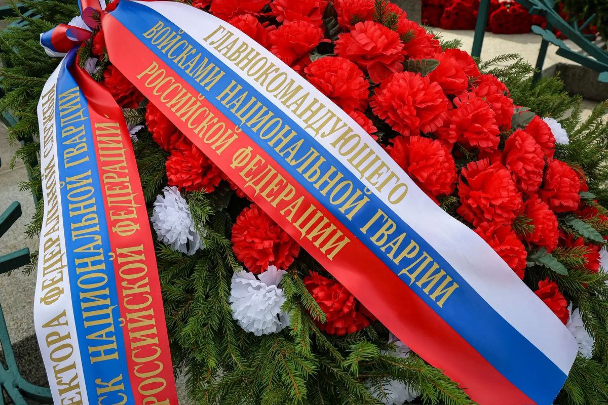 Сегодня в День памяти жертв блокады Ленинграда на Пискаревском мемориальном кладбище Санкт-Петербурга венок от директора Росгвардии Героя России генерала армии Виктора Золотова возложил командующий Северо-Западным округом... Сегодня в День памяти жертв блокады Ленинграда на Пискаревском мемориальном кладбище Санкт-Петербурга венок от директора Росгвардии Героя России генерала армии Виктора Золотова возложил командующий Северо-Западным округом...