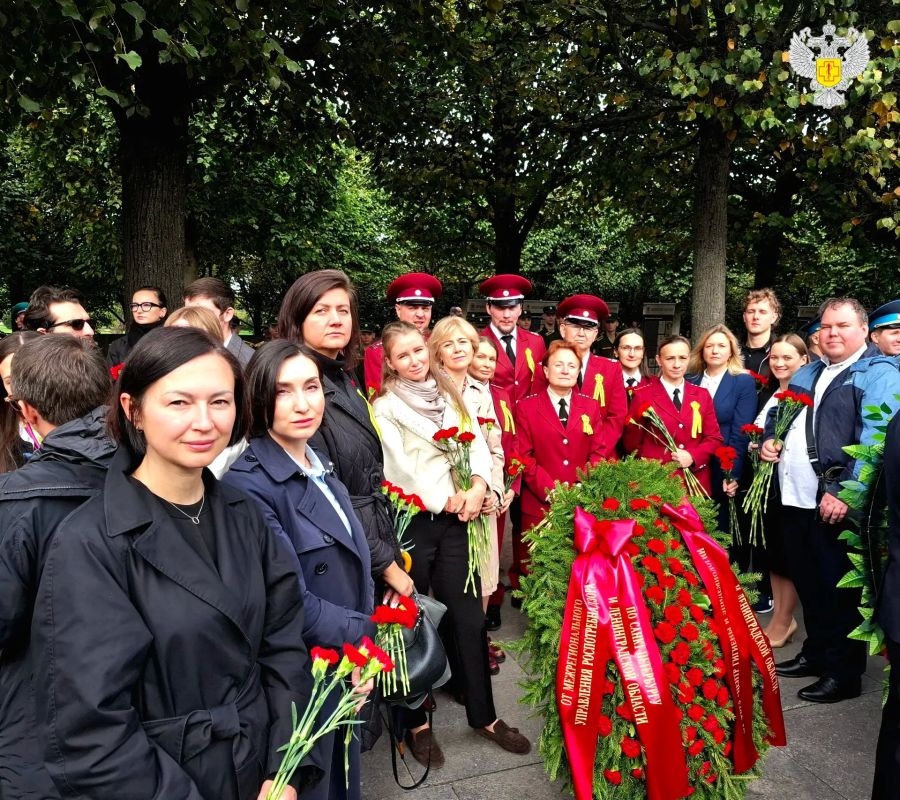 Помним и чтим великий подвиг ленинградцев! Помним и чтим великий подвиг ленинградцев!