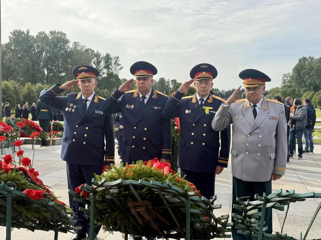 Сотрудники СК России и кадеты почтили память погибших во время блокады Ленинграда Сотрудники СК России и кадеты почтили память погибших во время блокады Ленинграда