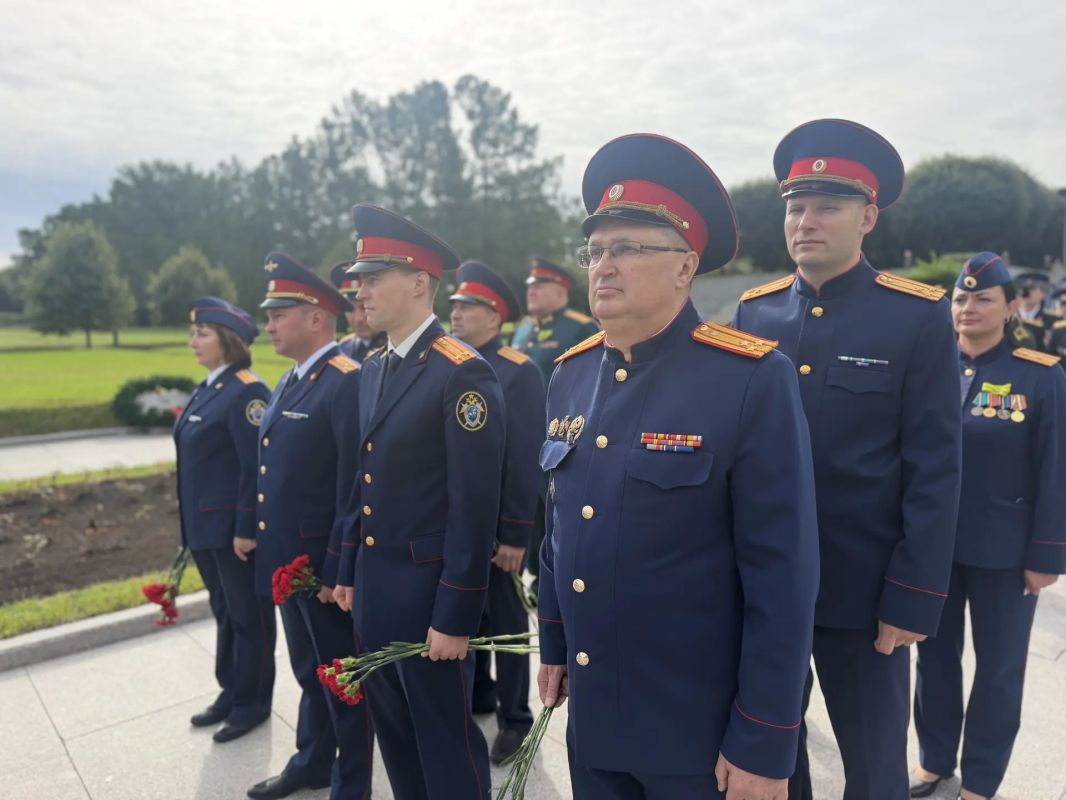 Сотрудники СК России и кадеты почтили память погибших во время блокады Ленинграда Сотрудники СК России и кадеты почтили память погибших во время блокады Ленинграда