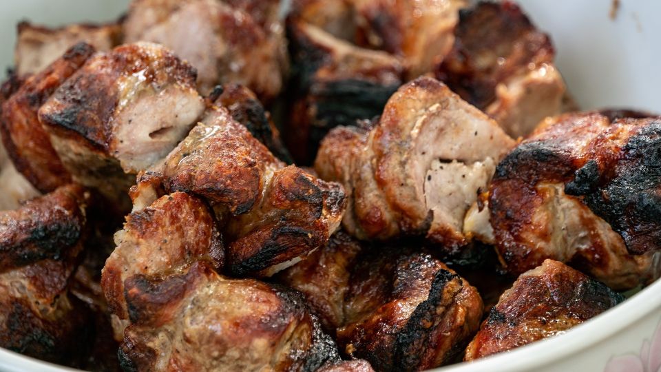 «Зашкворчал — переверни»: как сделать шашлык прожаренным, но сочным