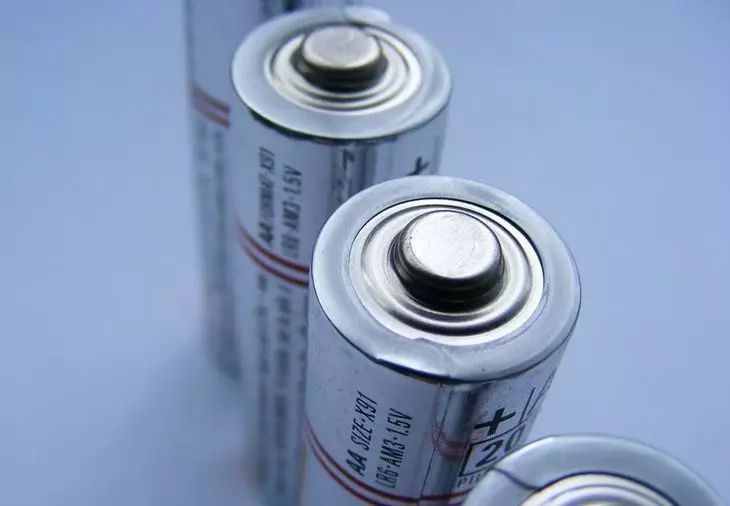 Как за пару секунд понять, есть ли заряд в батарейке: простая хитрость, которая экономит