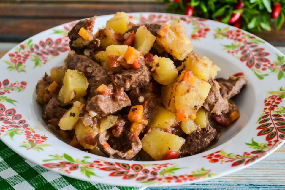 Жареная картошка с печенью: как приготовить домашнее угощение сытно и быстро