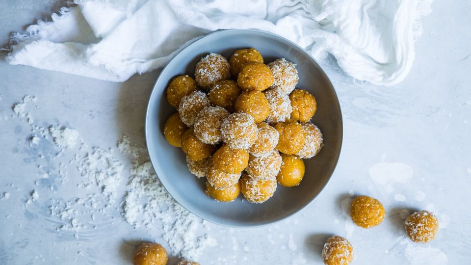 Вместо хлебной корзинки: удивите гостей хрустящими сырными шариками