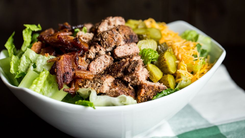 Изумительный салат с курицей по советскому рецепту: гости вмиг сметут со стола