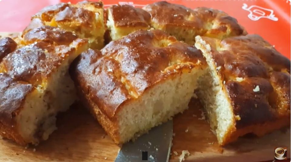 Незабываемый пирог к чаю: простой рецепт с молоком и сладкими шариками