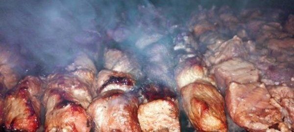 Сочный шашлык из свинины: секреты луково-кефирного маринада на гриле