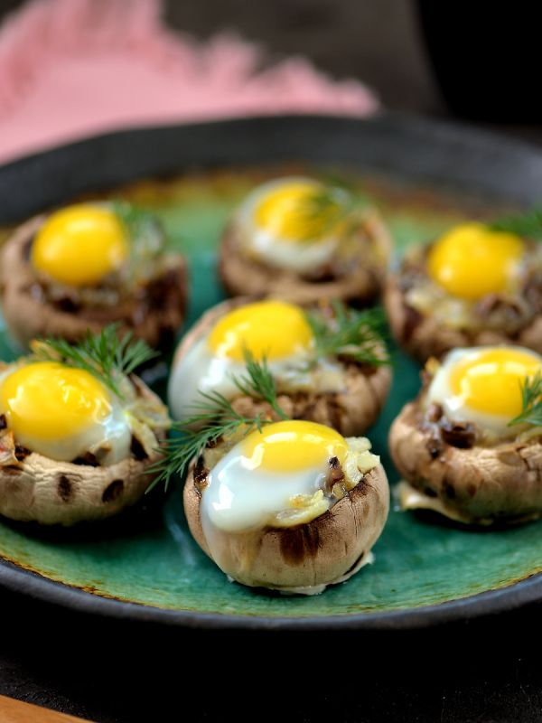 Кулинарный шедевр: шампиньоны с перепелиными яйцами, достойные праздничного стола