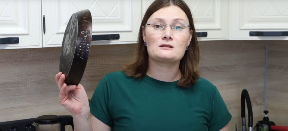 Как эффективно очистить сковороду от нагара без варки