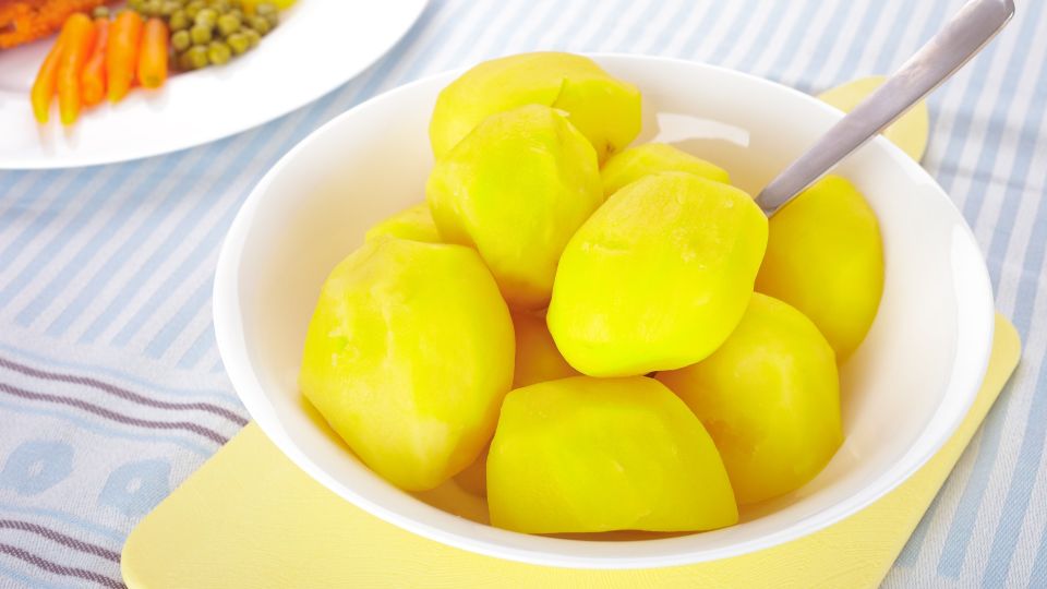 Даже старая картошка получится ароматной и вкусной: бросьте в воду при варке вот что