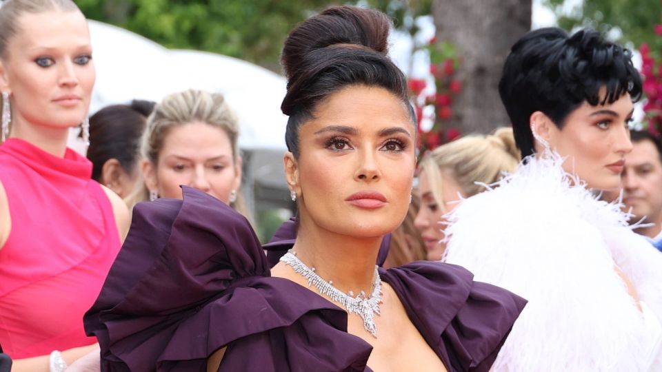 Ботокс не нужен: 56-летняя Сальма Хайек раскрыла секрет своей молодости