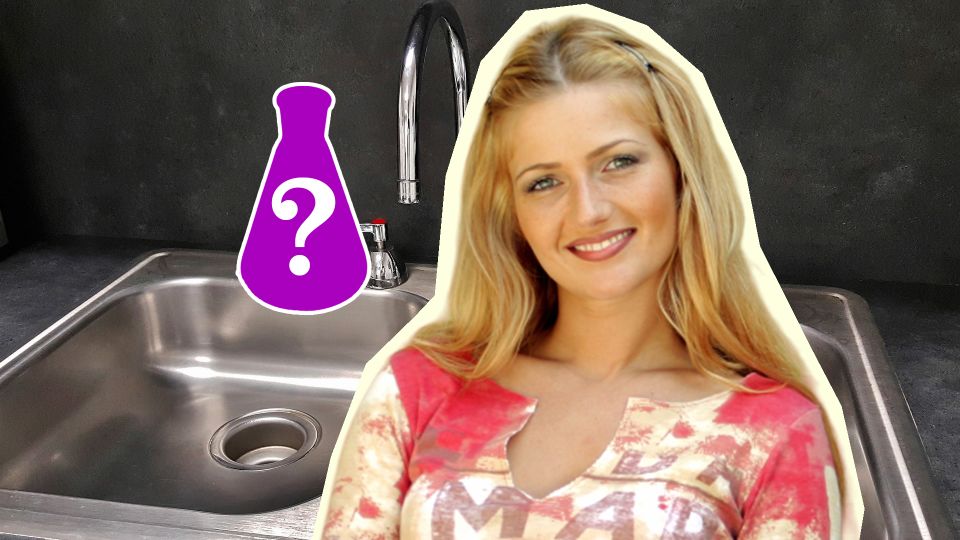 Раз в месяц заливайте в раковину эту смесь: сэкономите на услугах сантехника