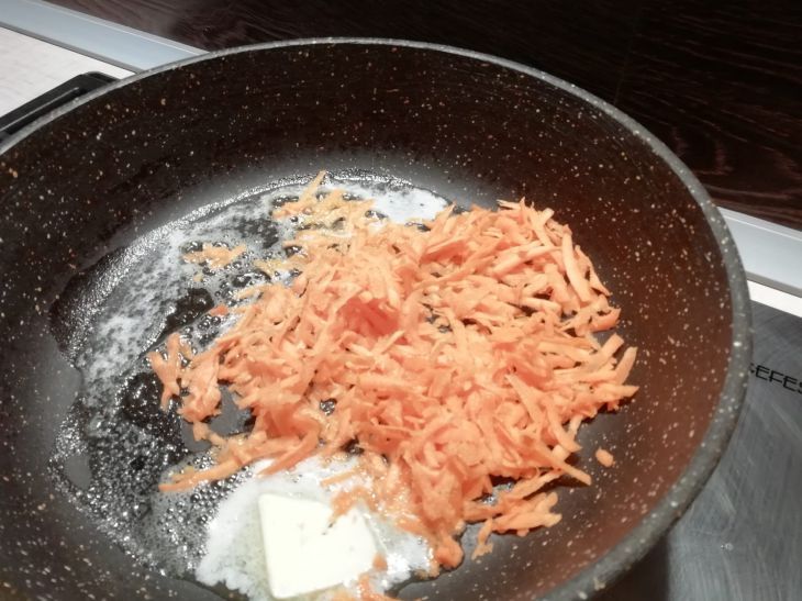 Никогда не жарьте лук и морковь вместе: простая причина, известная только опытным кулинарам