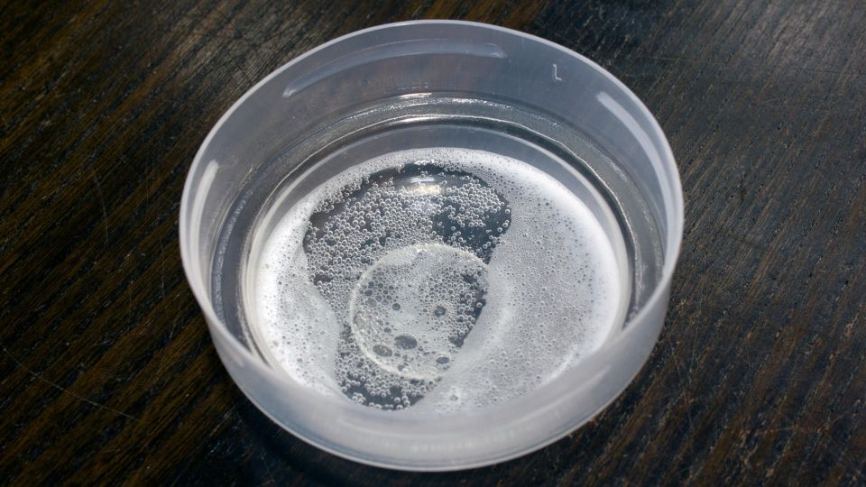 Обязательно поставьте дома бутылочку перекиси: выручит в самый тяжелый момент