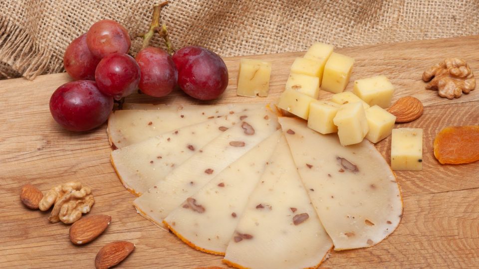 Не выбрасывайте заветренный сыр: вот какую вкуснятину из него можно приготовить