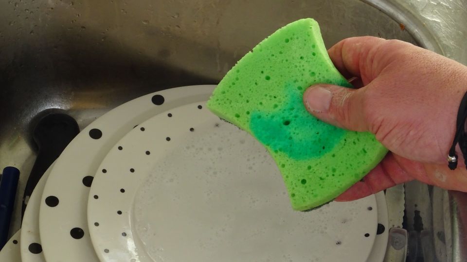В Норвегии давно отказались от губок для мытья посуды: причина серьезная