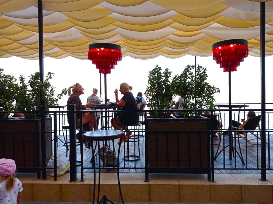 Преображение на берегу: стиль и уверенность женщин за 50 в бархатный сезон